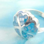 Blue multi seashell chip flower design,vintage 925. stamped silver ring