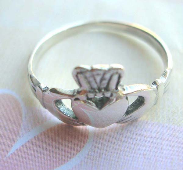 925. silver ring with claddagh design