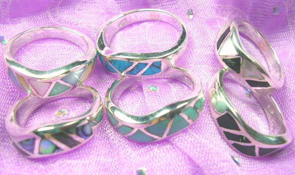 Fine 925. sterling silver ring with multi seashell chips in curvy shape