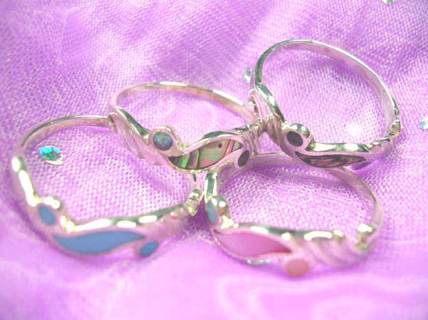 Fine 925. sterling silver ring with multi seashell chips in ocean wavy shape