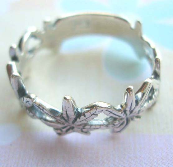 Quality 925. silver ring in leaf shape