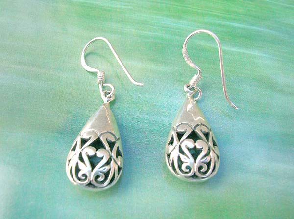 Design filigree 925 sterling silver earring, made in Thailand