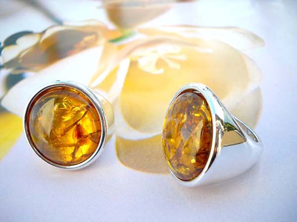 Imitation amber round fashion ring