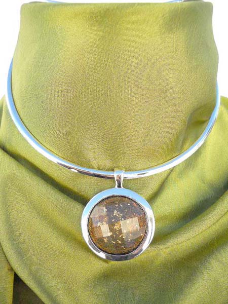 Imitation brown round crystal neck cuff