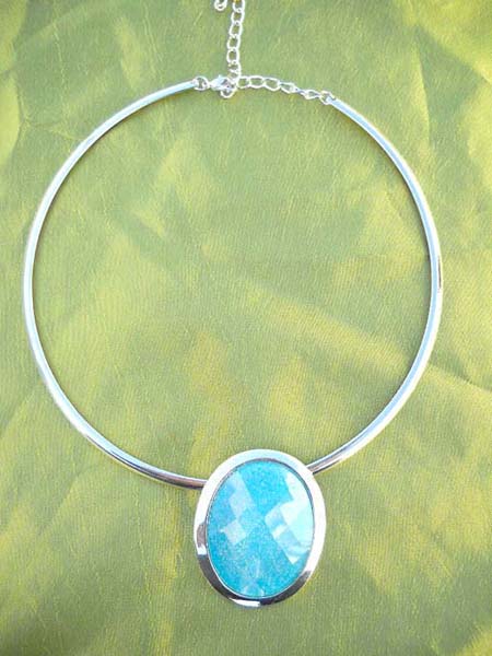 Imitation blue diamond pendant neck cuff