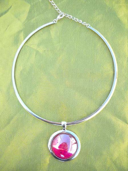 Flashing round red pendant neck cuff