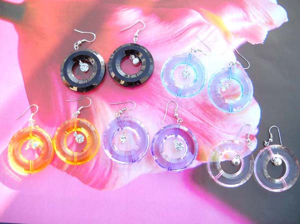 O shape acrylic bead holding round cz in the middle earring