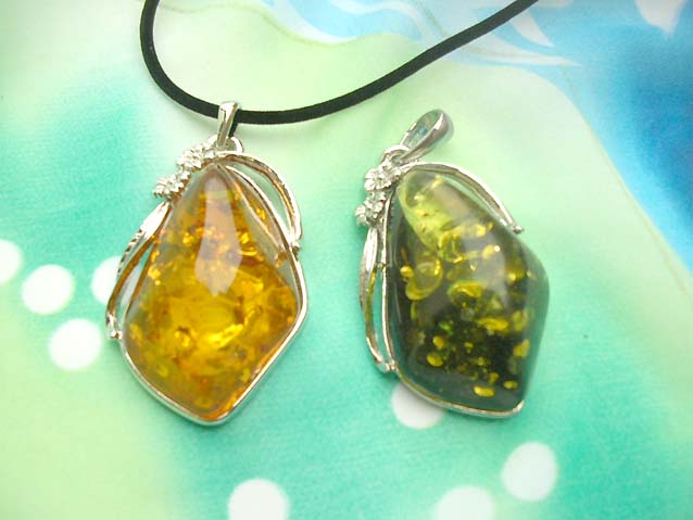 faux-amber-pendant-necklaces-010