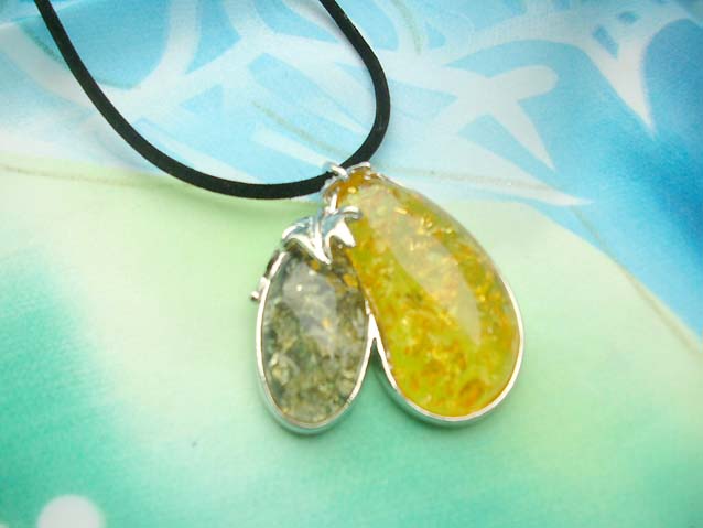 faux-amber-pendant-necklaces-019