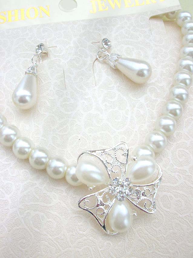faux-pearl-crystal-flower-jewelryset003necklace-earring-closeup