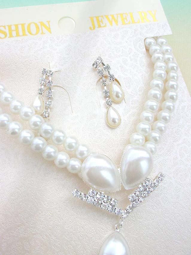faux-pearl-crystal-flower-jewelryset004necklace-earring-closeup