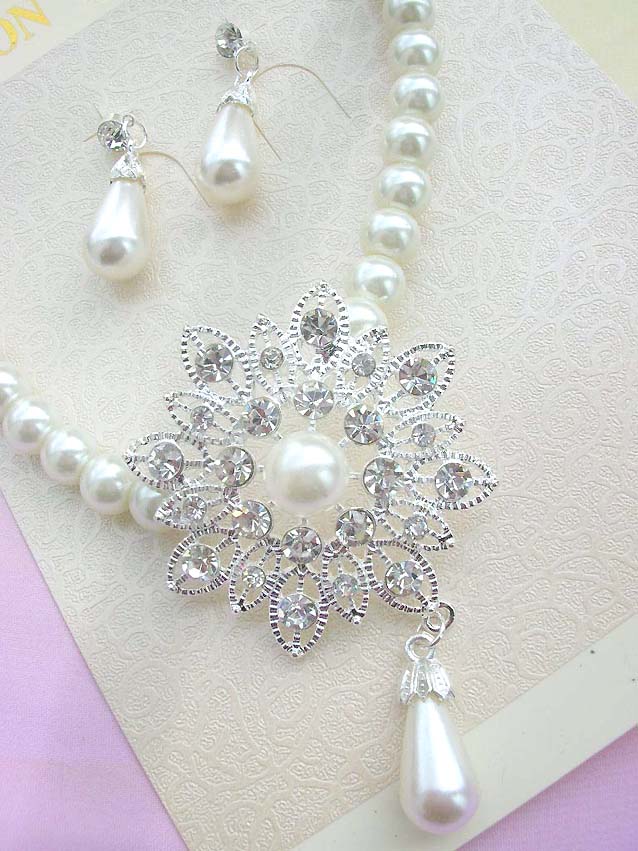 faux-pearl-crystal-flower-jewelryset005necklace-earring-closeup