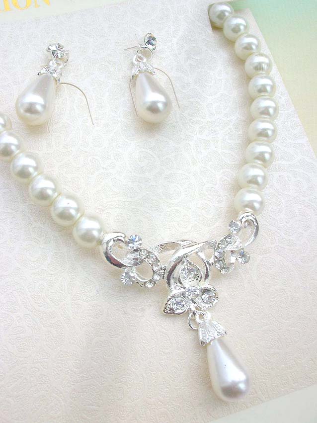 faux-pearl-crystal-flower-jewelryset008necklace-earring-closeup