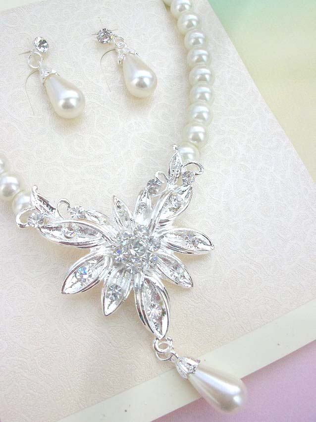 faux-pearl-crystal-flower-jewelryset009necklace-earring-closeup