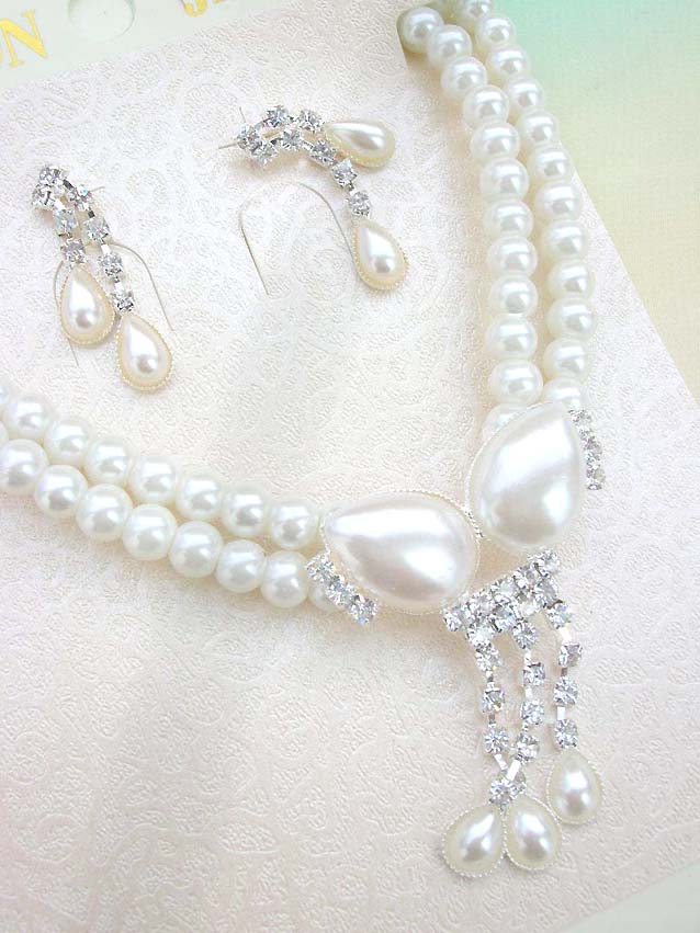 faux-pearl-crystal-flower-jewelryset011necklace-earring-closeup