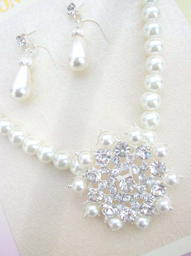 faux-pearl-crystal-flower-jewelryset012necklace-earring-closeup