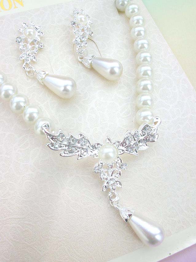faux-pearl-crystal-flower-jewelryset014necklace-earring-closeup