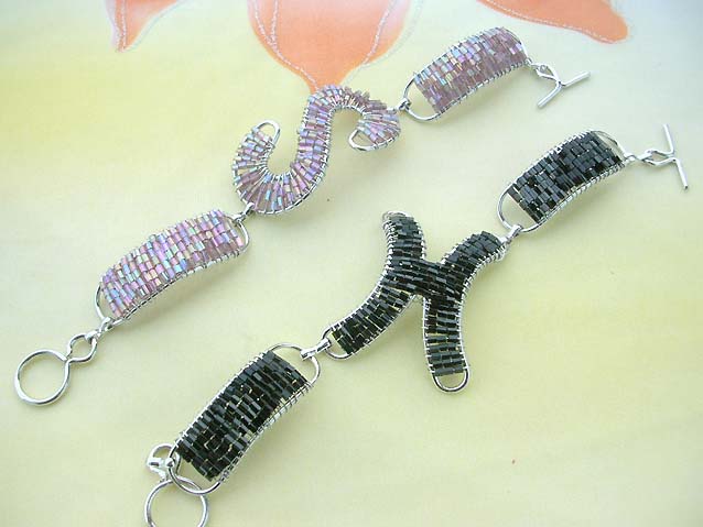 handcrafted-beadwork-bracelet003