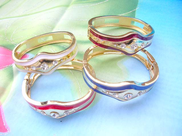 hinged-bangle-enamel-crystal-003