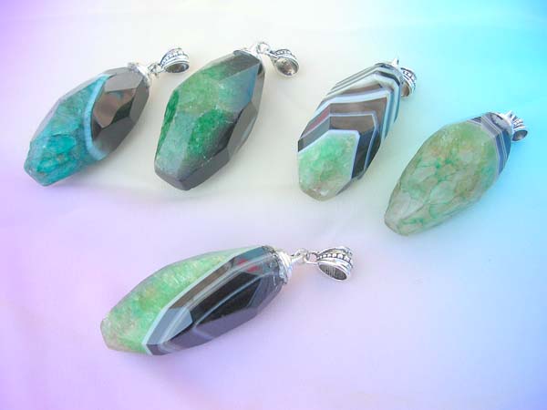 agate-gemstone-pendant-green