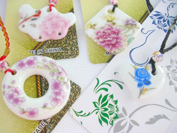 handmade-ceramic-necklace-001-2