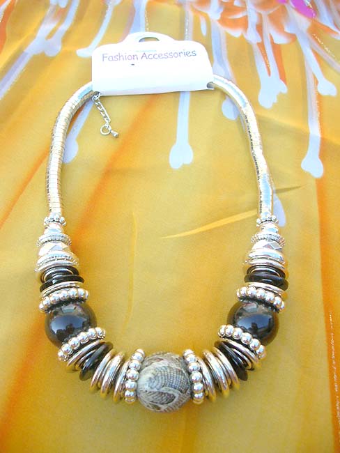 large-bead-silver-coil-necklace-002-1
