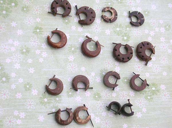 Cutie hoop organic wooden pin earring