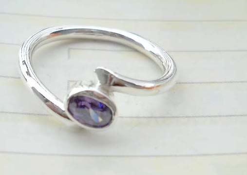 Exquisite 925. sterling silver amethyst open shape ring