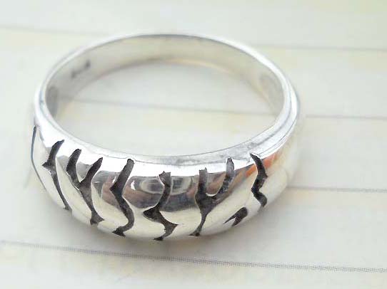Fine 925. sterling silver ring with hip hop breaking line design