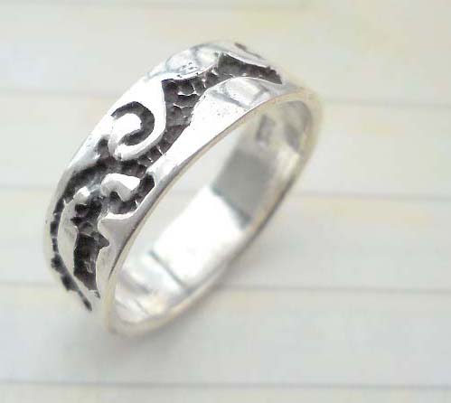 Trendy 925. stamped silver ring with etch-in tribal theme design