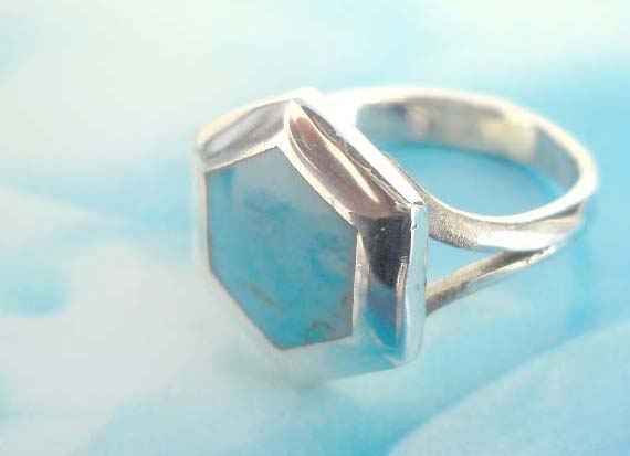 Outstanding 925. stamped silver ring with turquoise hexagon design