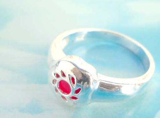 Silver flower with red cz design,vintage 925. stamped silver ring
