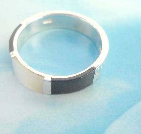 Collectible stamped 925 sterling silver white and black seashell ring