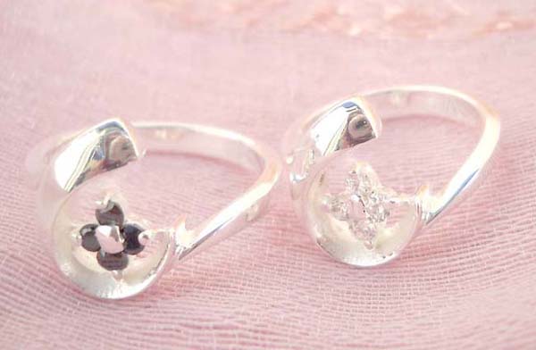 Favorite 925. stamped silver ring motif letter C holding a cz flower design