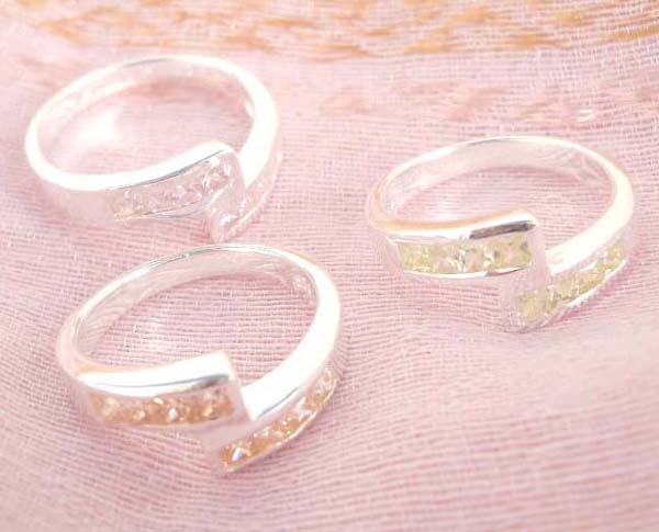 Outstanding 925. stamped silver ring with Z shape holding mini cz design