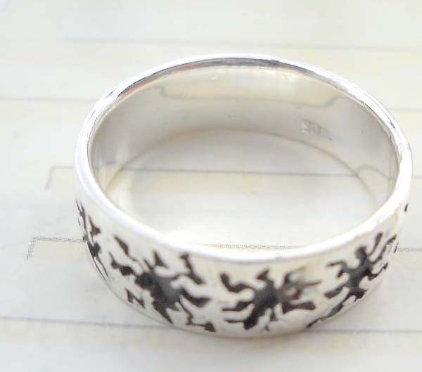 Etch-in insects design,vintage 925. stamped silver ring