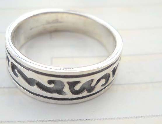 Unique 925 sterling silver ring with graved fancy line design