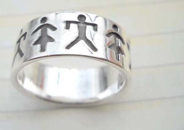 Stamped 925. silver ring with graved boy and girl design