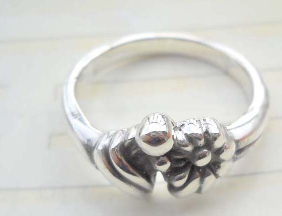 Quality 925. stamped silver flower ring