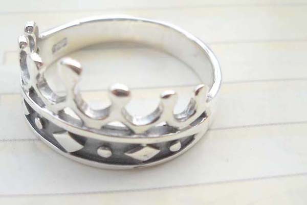 Favorite 925. stamped silver ring motif a queen crown design