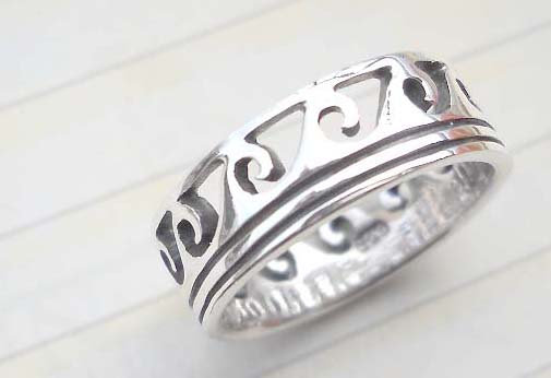 Outstanding 925. stamped silver ring with empty wavy design