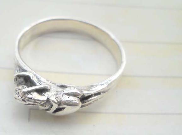 Outstanding 925. stamped silver ring with kissing couple design
