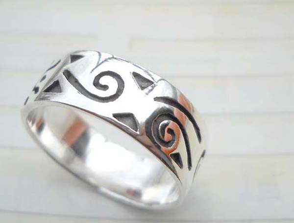 Great stamped 925 sterling silver graved spiral ring