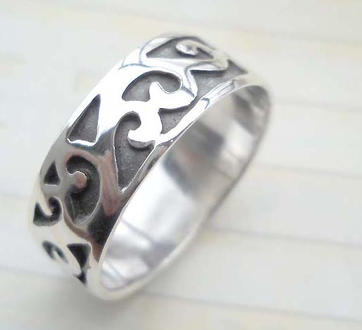 Collectible stamped 925 sterling silver ring with graved multi angle design