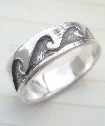 Collectible stamped 925 sterling silver ring with graved moutain design
