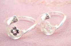 Favorite 925. stamped silver ring motif letter C holding a cz flower design