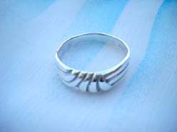 925. stamped silver ring with chaotic lines design