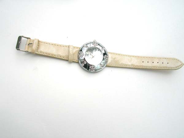 Seasonal gift fashion daisy clear cz cream watch, wholesale lady watches
