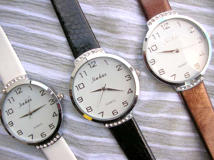 Classical white round clock face band watch