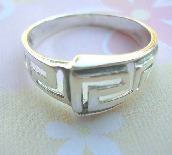 925. stamped silver ring with puzzle pattern